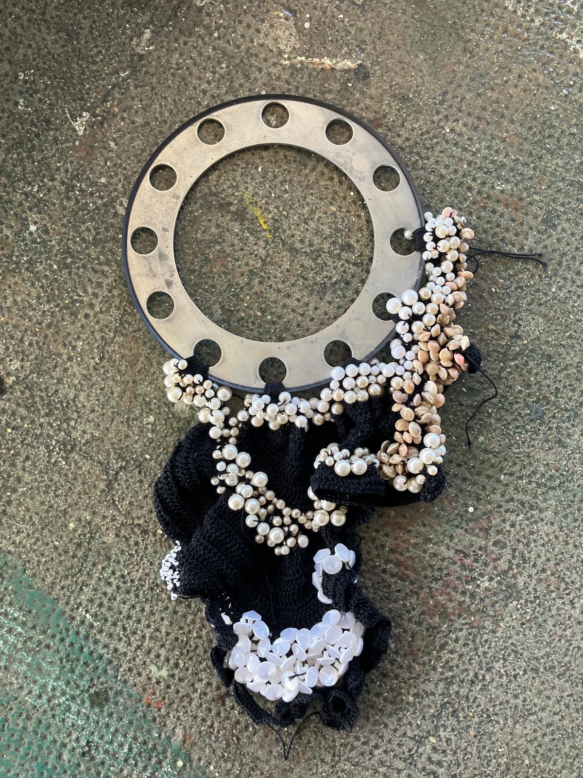 Cercle crochet noir avec perles et escargots, 2024